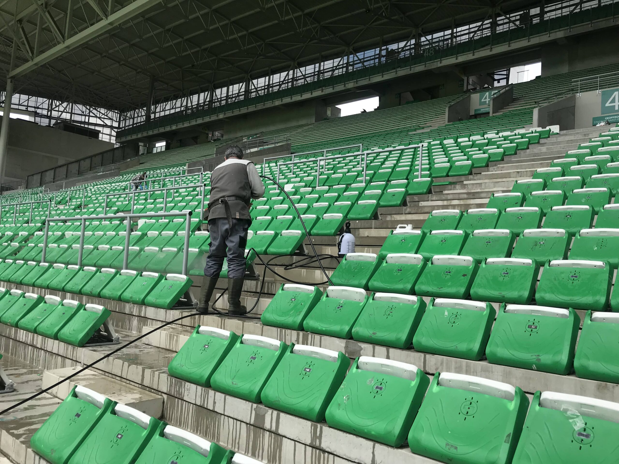 Nettoyage du stade Geoffroy Guichard